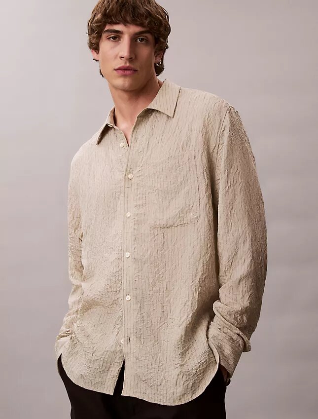 Camisa de botões com corte descontraído, em tecido frisado com riscas tingidas no fio Camisa de botões com corte descontraído, em tecido frisado com riscas tingidas no fio