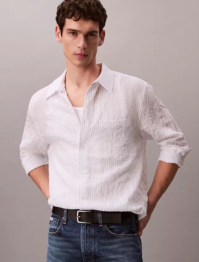Camisa de botões com corte descontraído, em tecido frisado com riscas tingidas no fio Camisa de botões com corte descontraído, em tecido frisado com riscas tingidas no fio