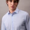 Camisa de botões com corte justo e elástico Camisa de botões com corte justo e elástico