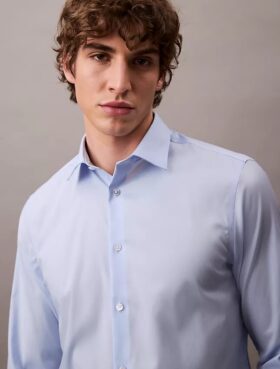 Camisa de botões com corte justo e elástico