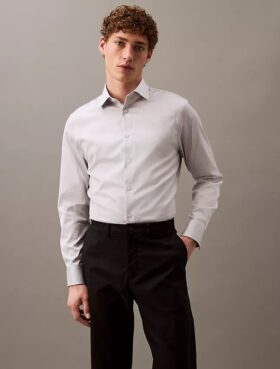 Camisa de botões com corte justo e elástico