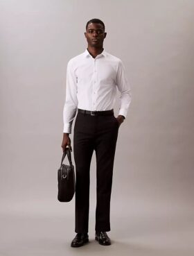 Camisa de botões com corte justo e elástico