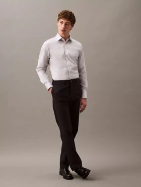 Camisa de botões com corte justo e elástico