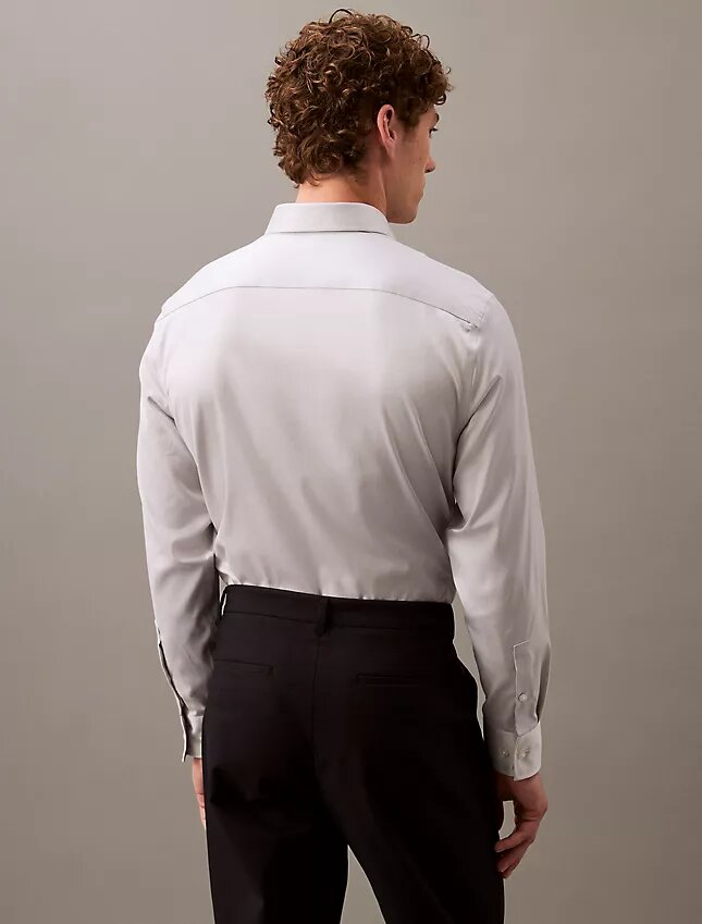 Camisa de botões com corte justo e elástico Camisa de botões com corte justo e elástico