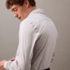 Camisa de botões com corte justo e elástico Camisa de botões com corte justo e elástico