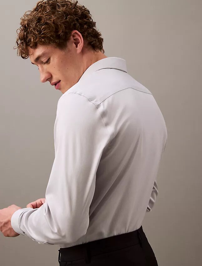 Camisa de botões com corte justo e elástico Camisa de botões com corte justo e elástico