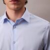 Camisa de botões com corte justo e elástico Camisa de botões com corte justo e elástico