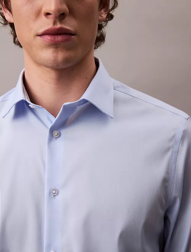 Camisa de botões com corte justo e elástico Camisa de botões com corte justo e elástico