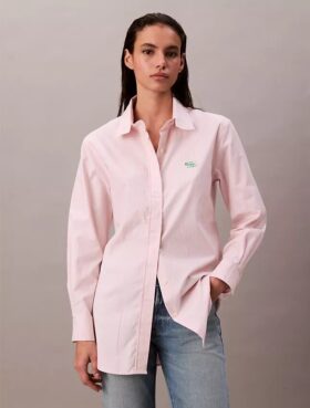 Camisa de botões com riscas e corte descontraído