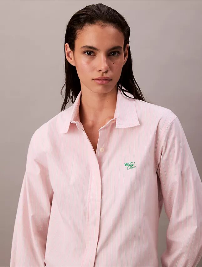 Camisa de botões com riscas e corte descontraído Camisa de botões com riscas e corte descontraído