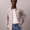 Camisa de botões com riscas em mistura de viscose e nylon Camisa de botões com riscas em mistura de viscose e nylon