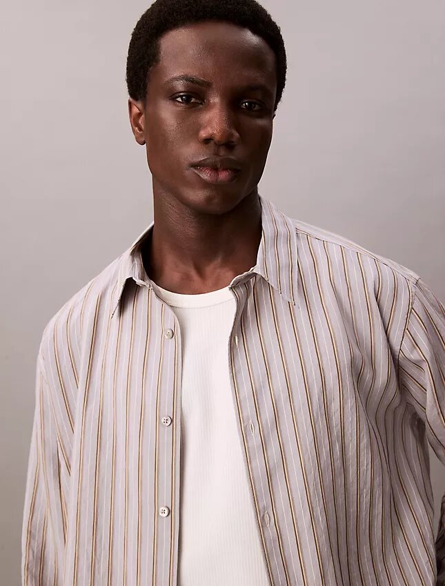 Camisa de botões com riscas em mistura de viscose e nylon Camisa de botões com riscas em mistura de viscose e nylon