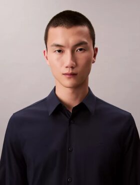 Camisa de botões em popeline de algodão Cotton Stretch, corte justo