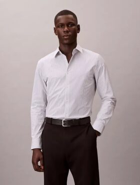 Camisa de botões, justa e elástica, com riscas