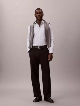 Camisa de botões, justa e elástica, com riscas