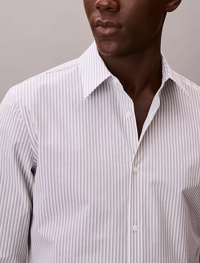 Camisa de botões, justa e elástica, com riscas Camisa de botões, justa e elástica, com riscas
