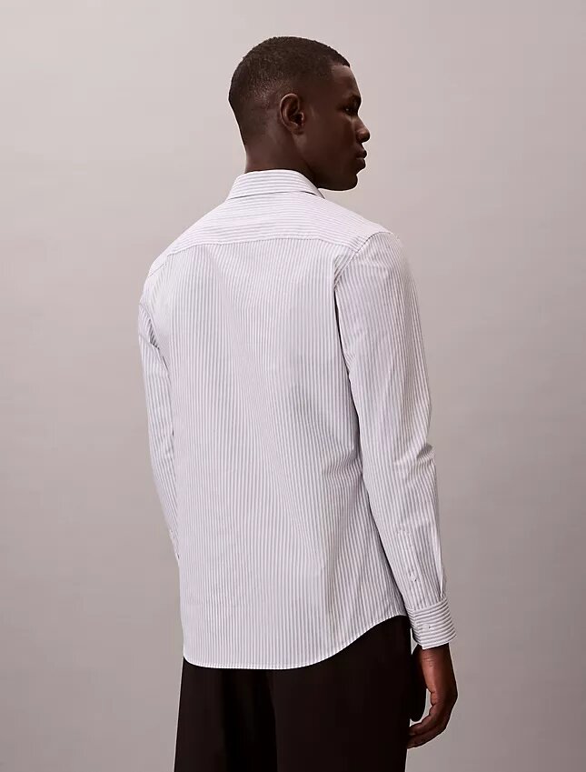 Camisa de botões, justa e elástica, com riscas Camisa de botões, justa e elástica, com riscas