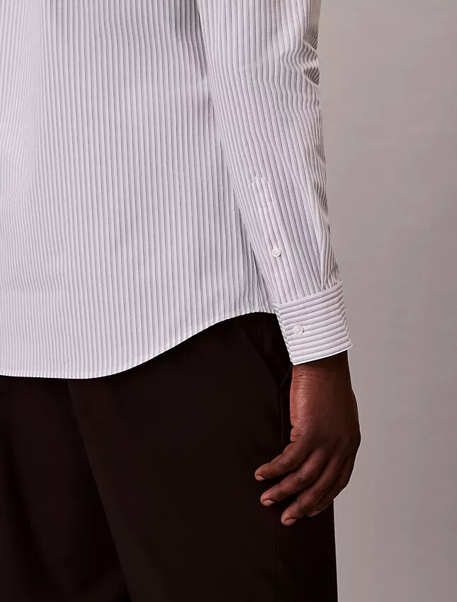 Camisa de botões, justa e elástica, com riscas Camisa de botões, justa e elástica, com riscas