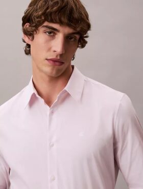 Camisa de botões justa em algodão elástico às riscas