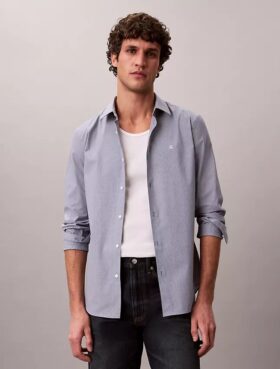 Camisa de botões justa em algodão elástico às riscas