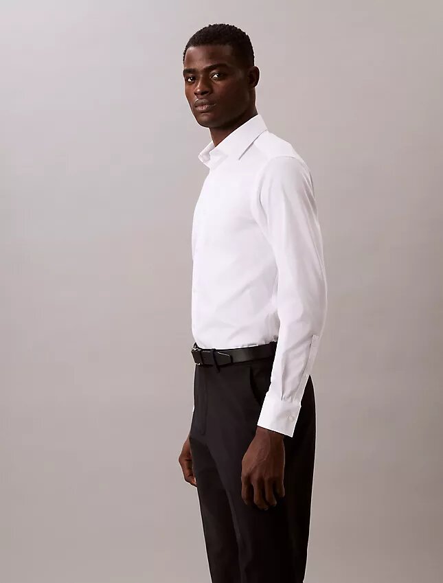 Camisa de corte justo com botões em azul-marinho liso Camisa de corte justo com botões em azul-marinho liso