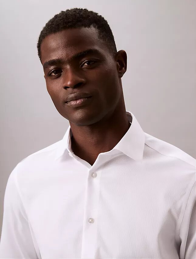 Camisa de corte justo com botões em azul-marinho liso Camisa de corte justo com botões em azul-marinho liso