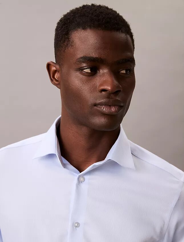 Camisa de corte justo com botões em azul-marinho liso Camisa de corte justo com botões em azul-marinho liso