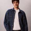 Camisa de Denim com Monogram integral estilo anos 90 Camisa de Denim com Monogram integral estilo anos 90