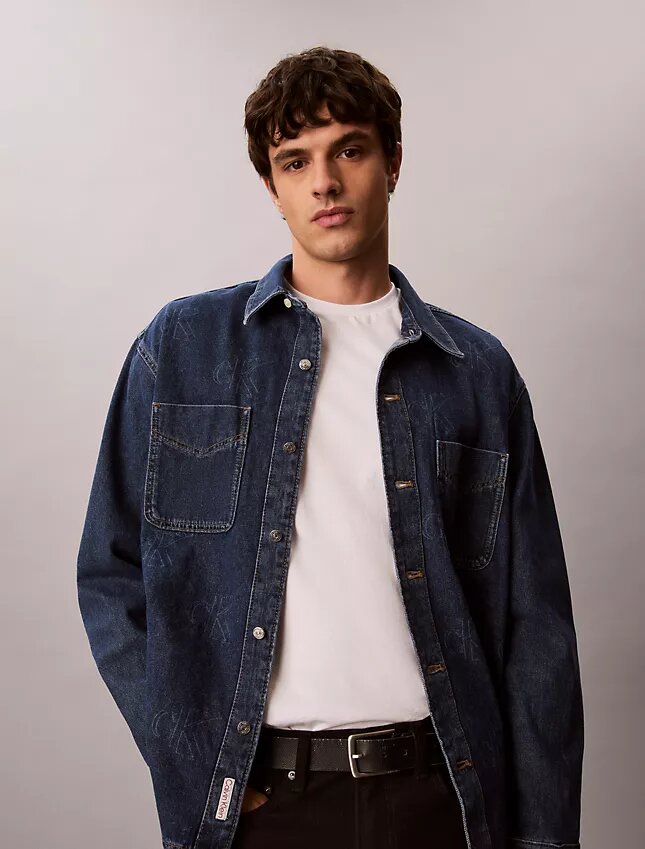 Camisa de Denim com Monogram integral estilo anos 90 Camisa de Denim com Monogram integral estilo anos 90