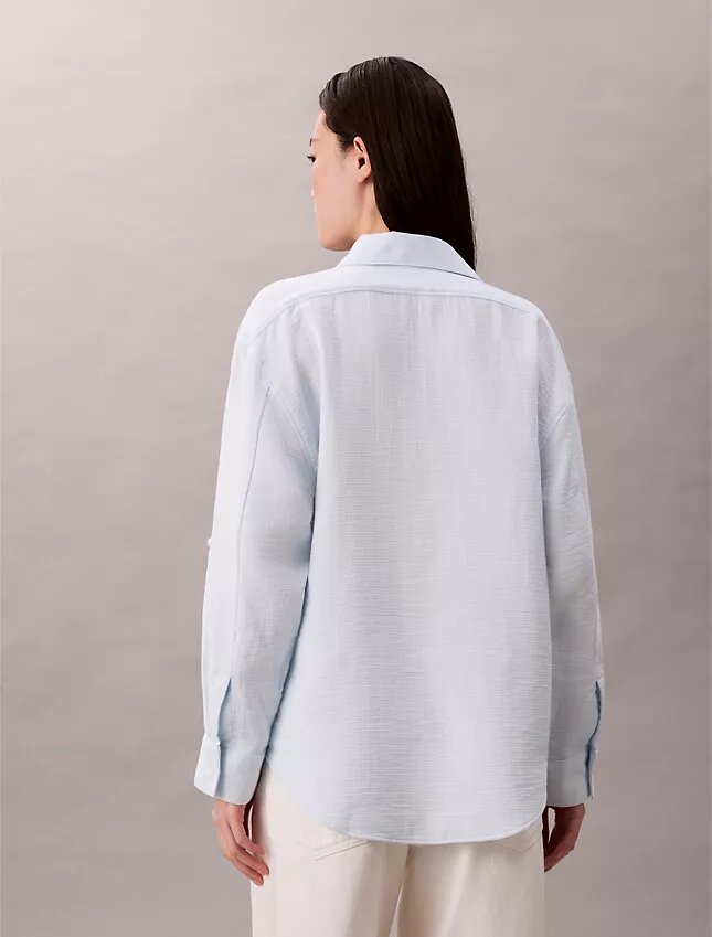 Camisa de gaze dupla com aba enrolada Camisa de gaze dupla com aba enrolada