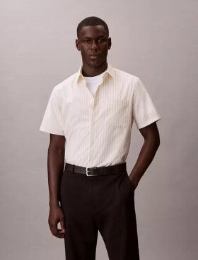 Camisa de manga curta com botões, em Cotton Stretch às riscas