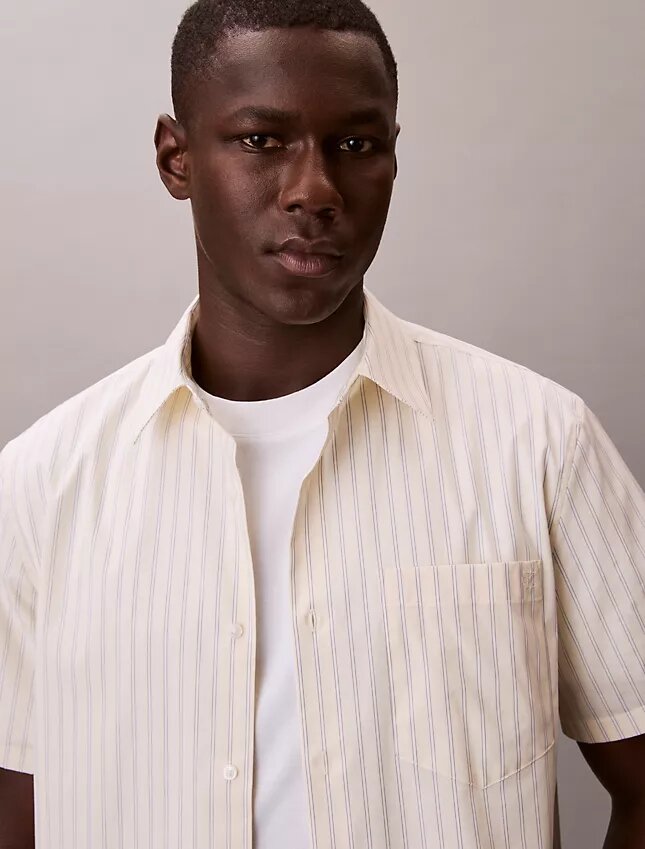 Camisa de manga curta com botões, em Cotton Stretch às riscas Camisa de manga curta com botões, em Cotton Stretch às riscas