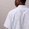 Camisa de manga curta com botões, em Cotton Stretch às riscas