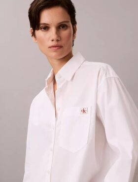 Camisa de popeline de algodão com botões e corte descontraído