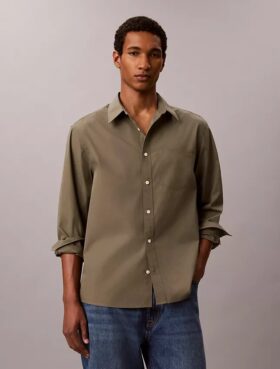 Camisa de popeline lavado com botões e corte descontraído