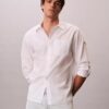Camisa de popeline lavado com botões e corte descontraído