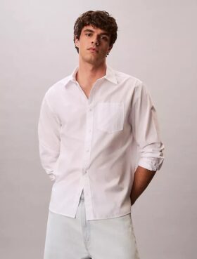 Camisa de popeline lavado com botões e corte descontraído