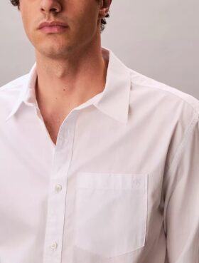 Camisa de popeline lavado com botões e corte descontraído