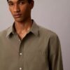Camisa de popeline lavado com botões e corte descontraído