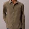 Camisa de popeline lavado com botões e corte descontraído