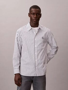 Camisa de popeline lavado com riscas e botões