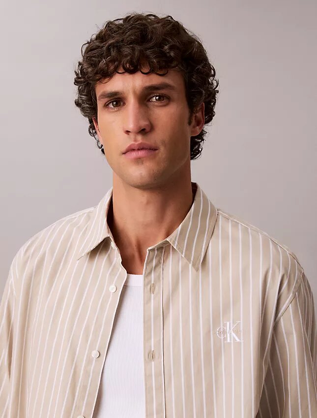 Camisa de popeline lavado com riscas e botões Camisa de popeline lavado com riscas e botões