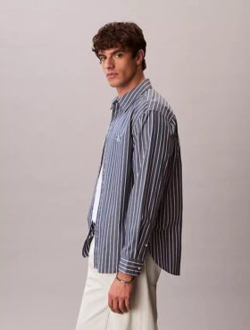 Camisa de popeline lavado com riscas e botões