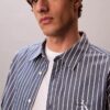 Camisa de popeline lavado com riscas e botões Camisa de popeline lavado com riscas e botões