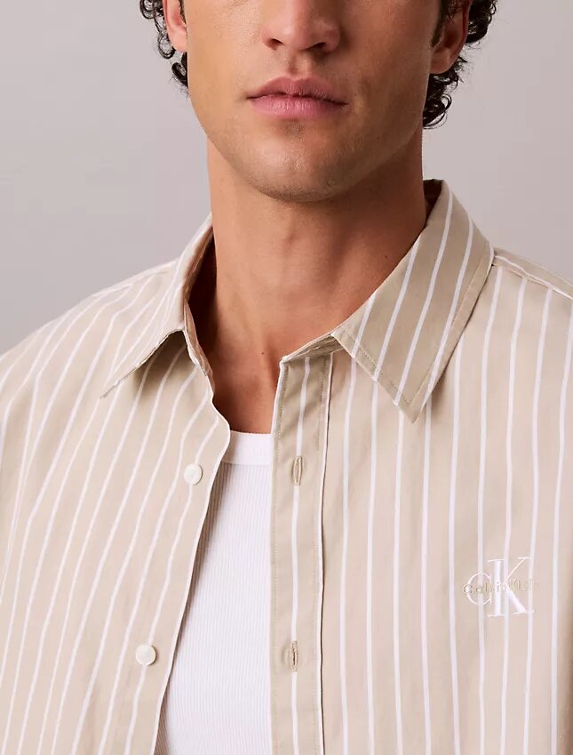 Camisa de popeline lavado com riscas e botões Camisa de popeline lavado com riscas e botões