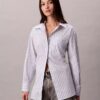 Camisa de popeline às riscas com botões e corte descontraído