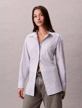 Camisa de popeline às riscas com botões e corte descontraído
