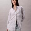 Camisa de popeline às riscas com botões e corte descontraído
