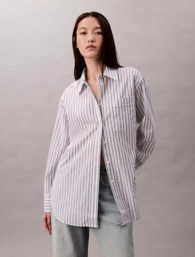 Camisa de popeline às riscas com botões e corte descontraído