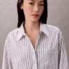 Camisa de popeline às riscas com botões e corte descontraído